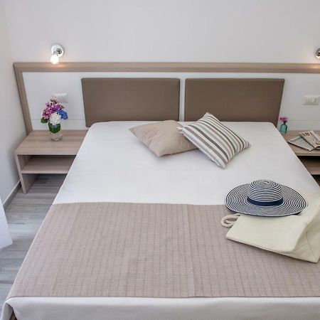 A Un Passo Dal Mare Bed & Breakfast Весте Екстериор снимка