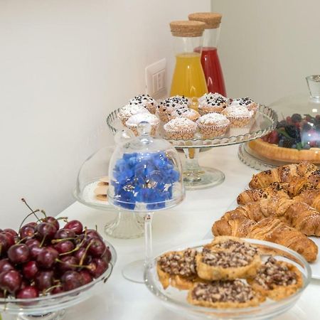 A Un Passo Dal Mare Bed & Breakfast Весте Екстериор снимка