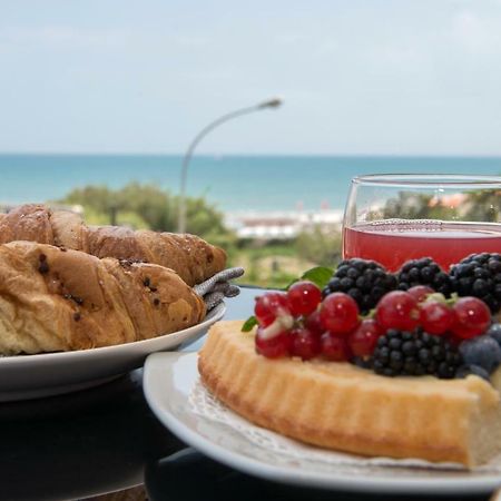 A Un Passo Dal Mare Bed & Breakfast Весте Екстериор снимка