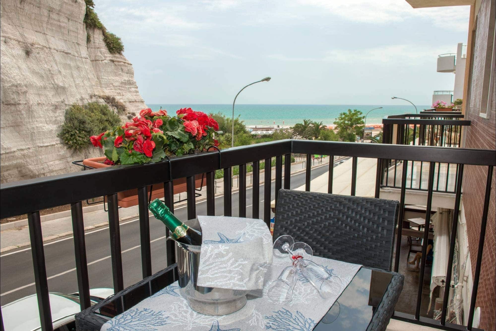 A Un Passo Dal Mare Bed & Breakfast Весте Екстериор снимка