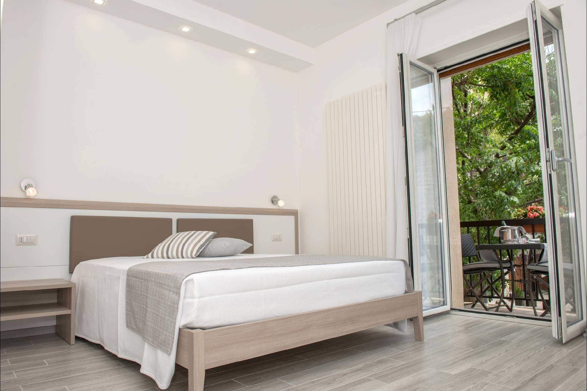 A Un Passo Dal Mare Bed & Breakfast Весте Екстериор снимка