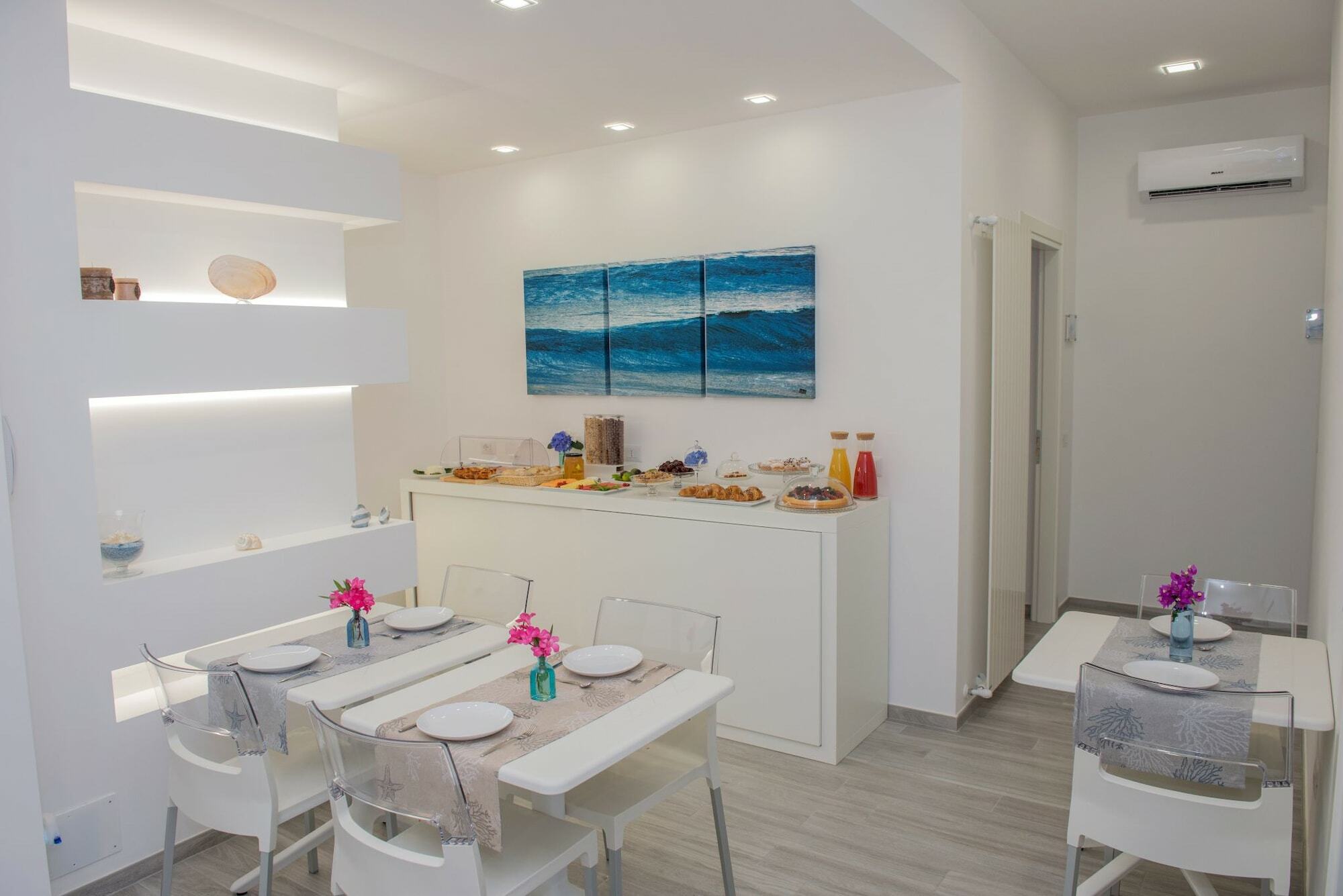 A Un Passo Dal Mare Bed & Breakfast Весте Екстериор снимка