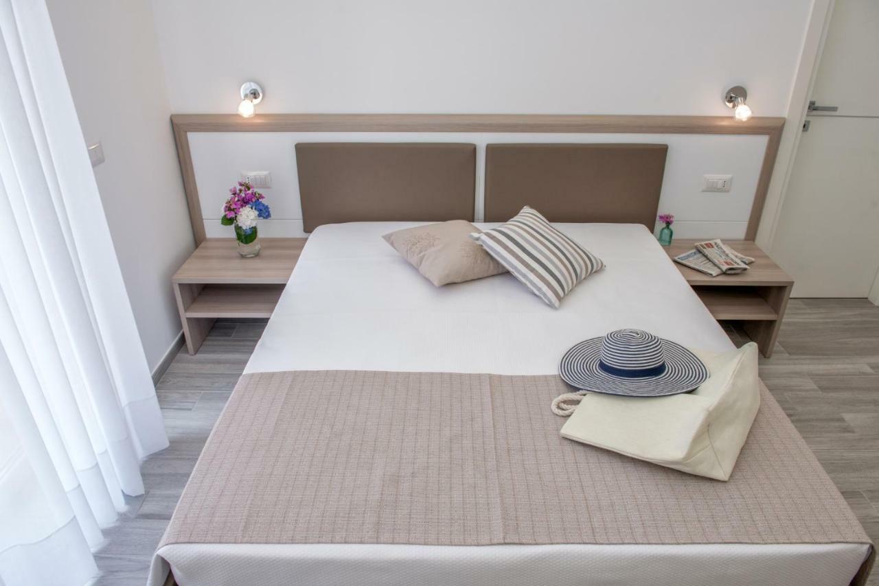 A Un Passo Dal Mare Bed & Breakfast Весте Екстериор снимка
