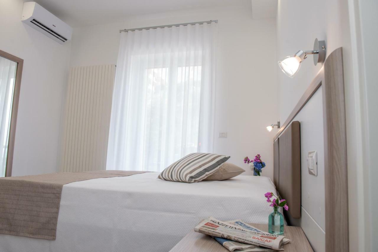 A Un Passo Dal Mare Bed & Breakfast Весте Екстериор снимка