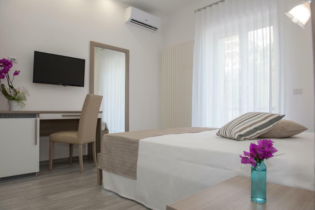 A Un Passo Dal Mare Bed & Breakfast Весте Екстериор снимка