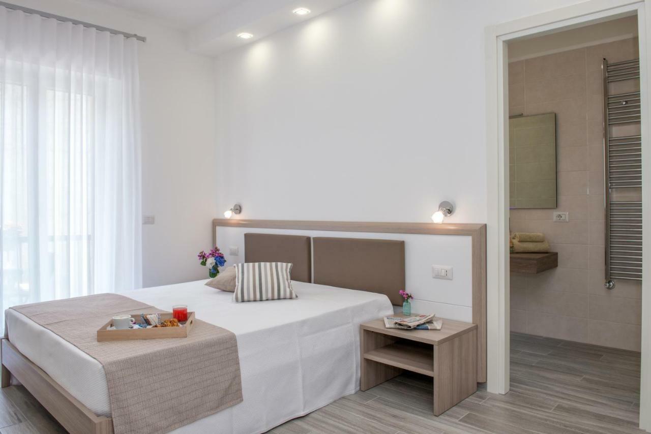 A Un Passo Dal Mare Bed & Breakfast Весте Екстериор снимка