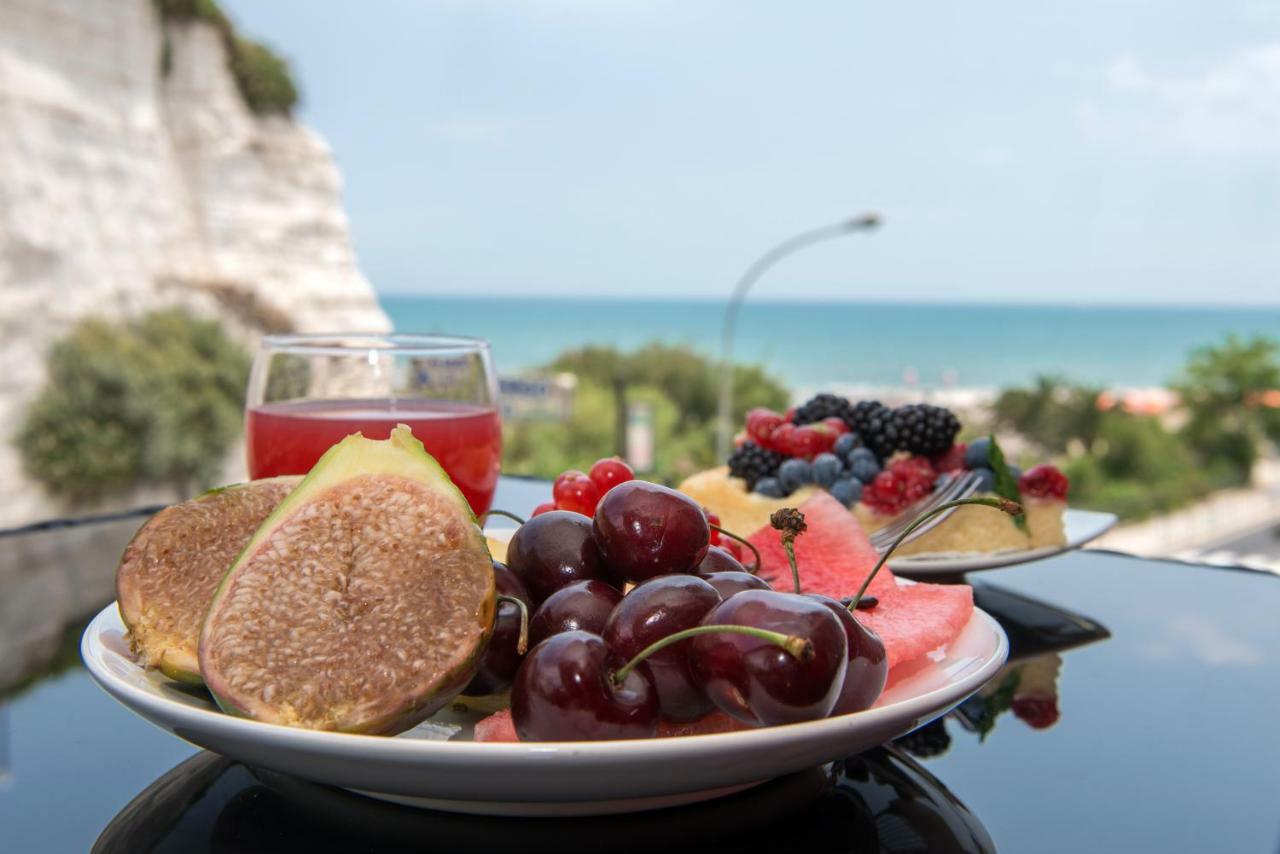 A Un Passo Dal Mare Bed & Breakfast Весте Екстериор снимка