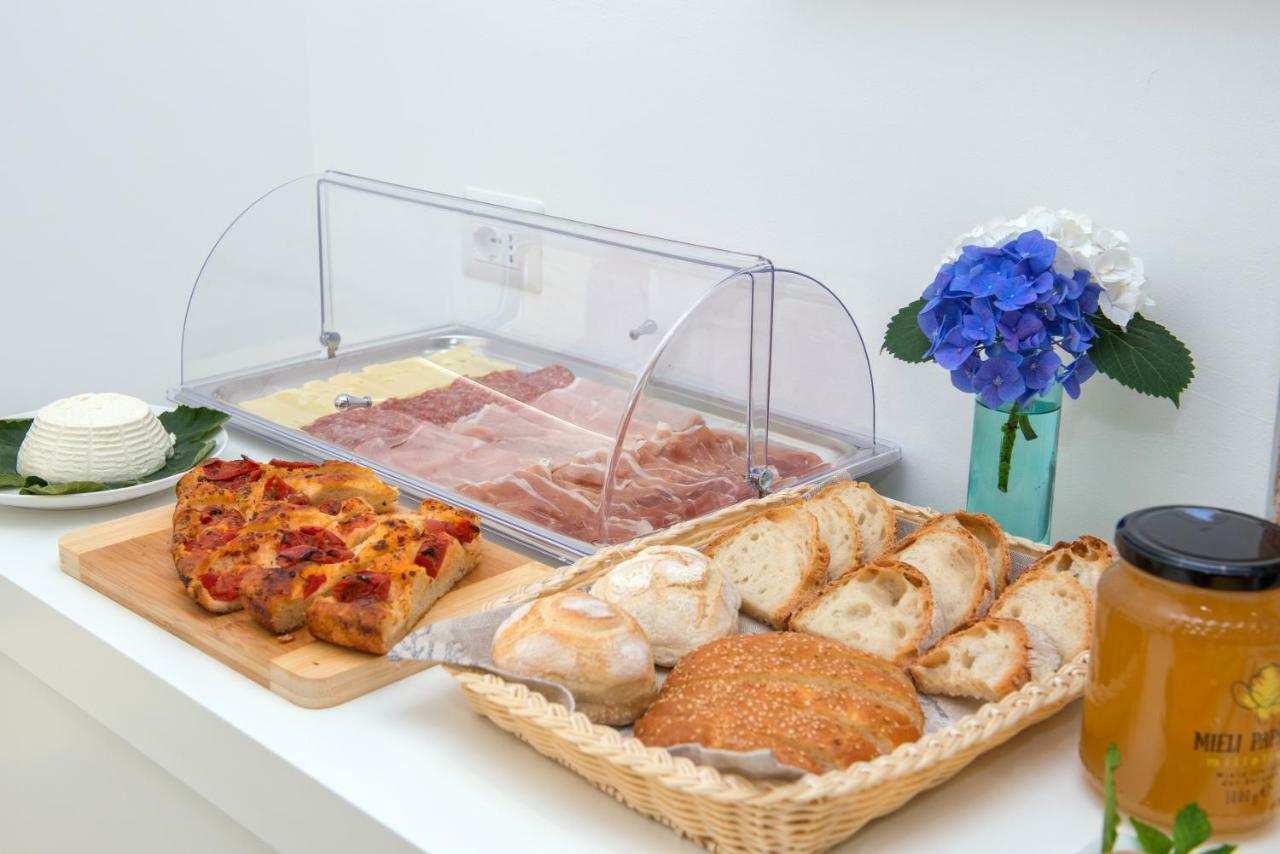 A Un Passo Dal Mare Bed & Breakfast Весте Екстериор снимка