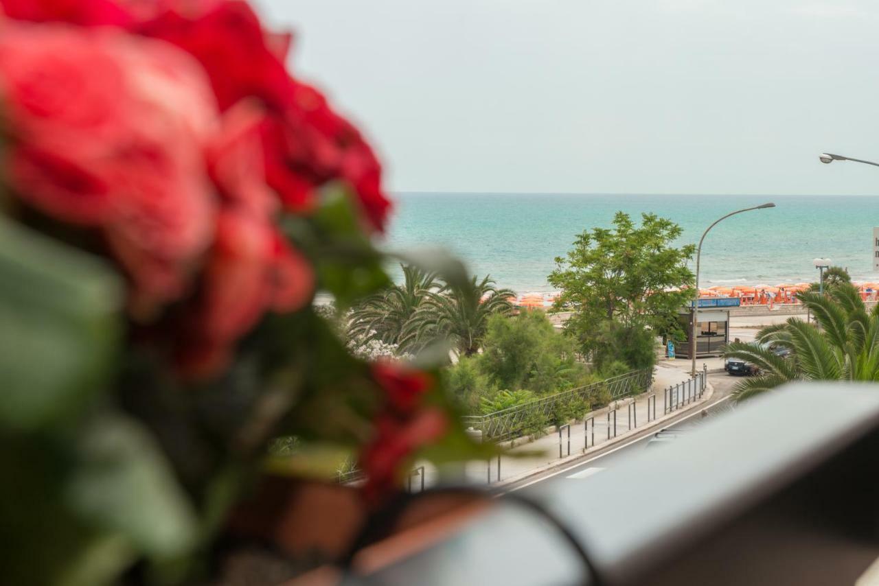 A Un Passo Dal Mare Bed & Breakfast Весте Екстериор снимка