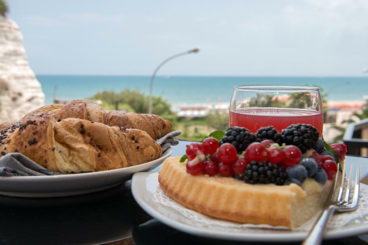A Un Passo Dal Mare Bed & Breakfast Весте Екстериор снимка