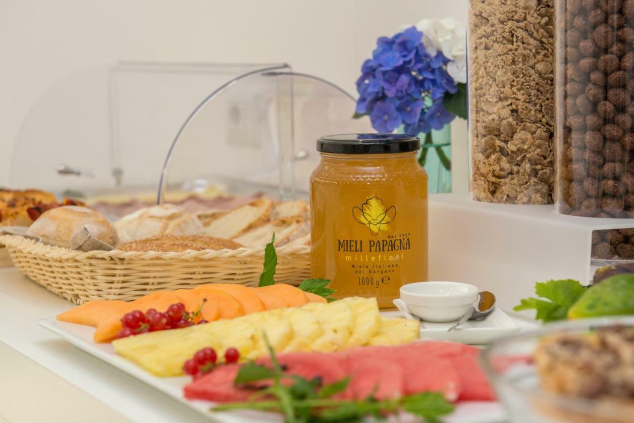 A Un Passo Dal Mare Bed & Breakfast Весте Екстериор снимка